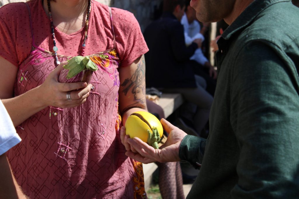 Les collaborateurs échangent les fruits de leur récolte, symbole du cercle vertueux de réciprocité.