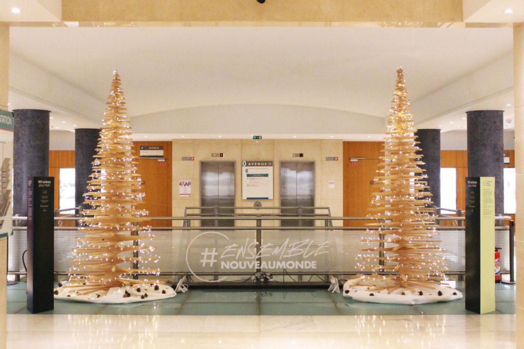 Deux sapins écologiques en bois recyclés de 3m décorant le hall d'accueil d'une entreprise