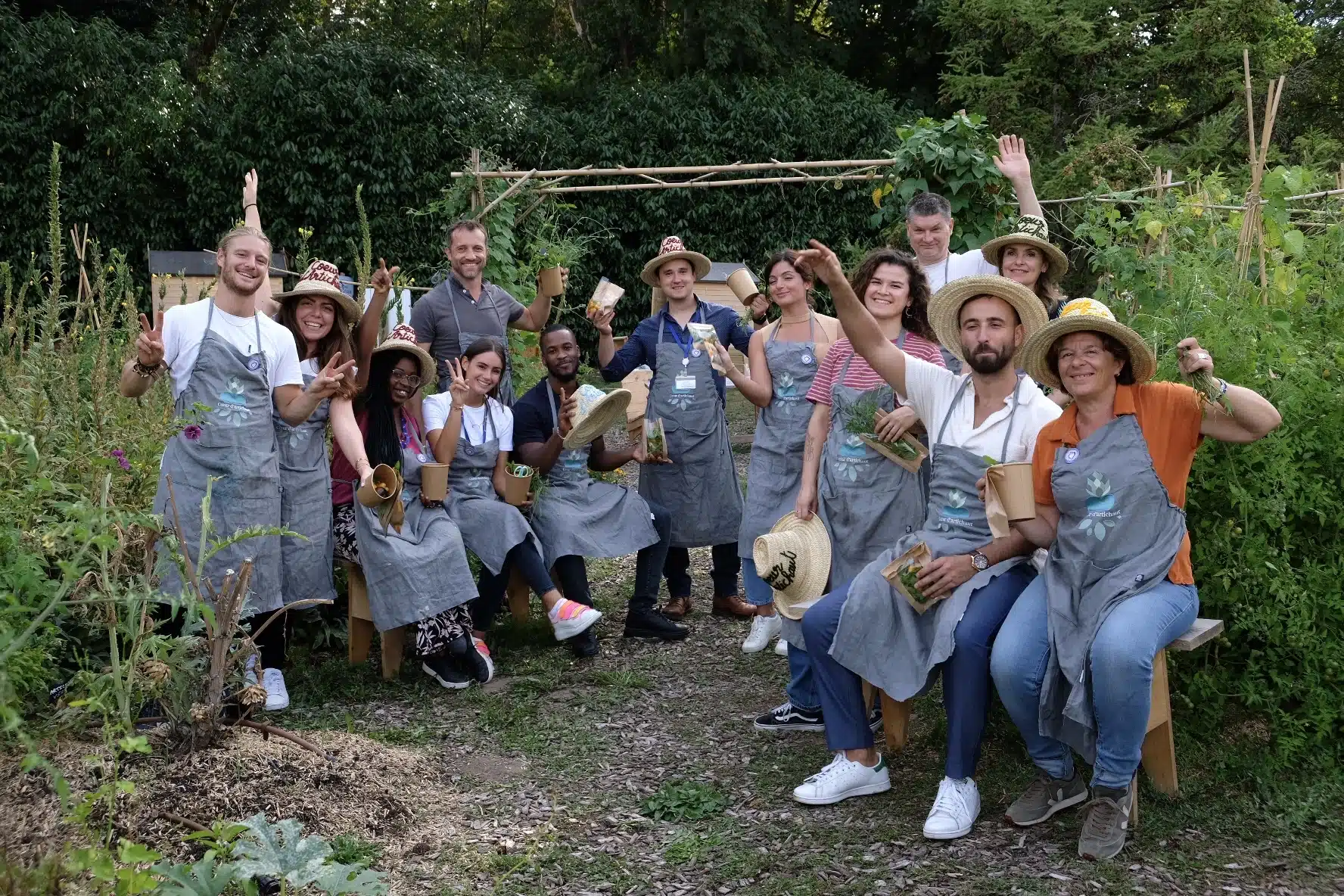 Groupe au potager d'entreprise Axa