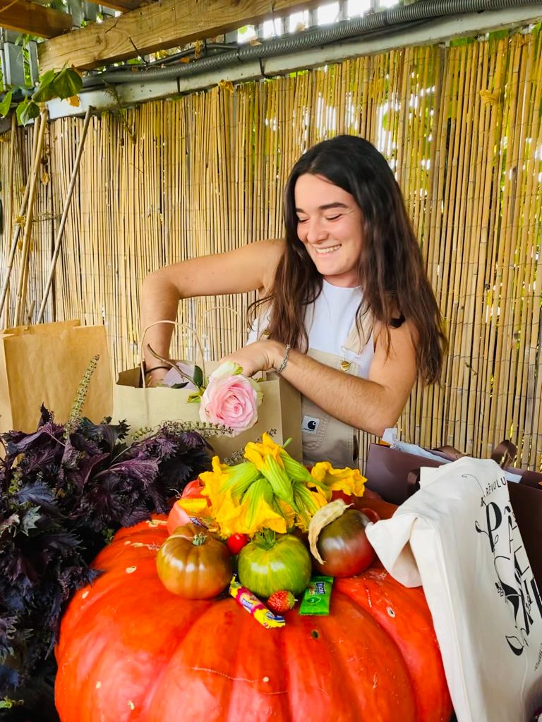 Susan, notre jardinière-animatrice, au potager du Parc des Princes