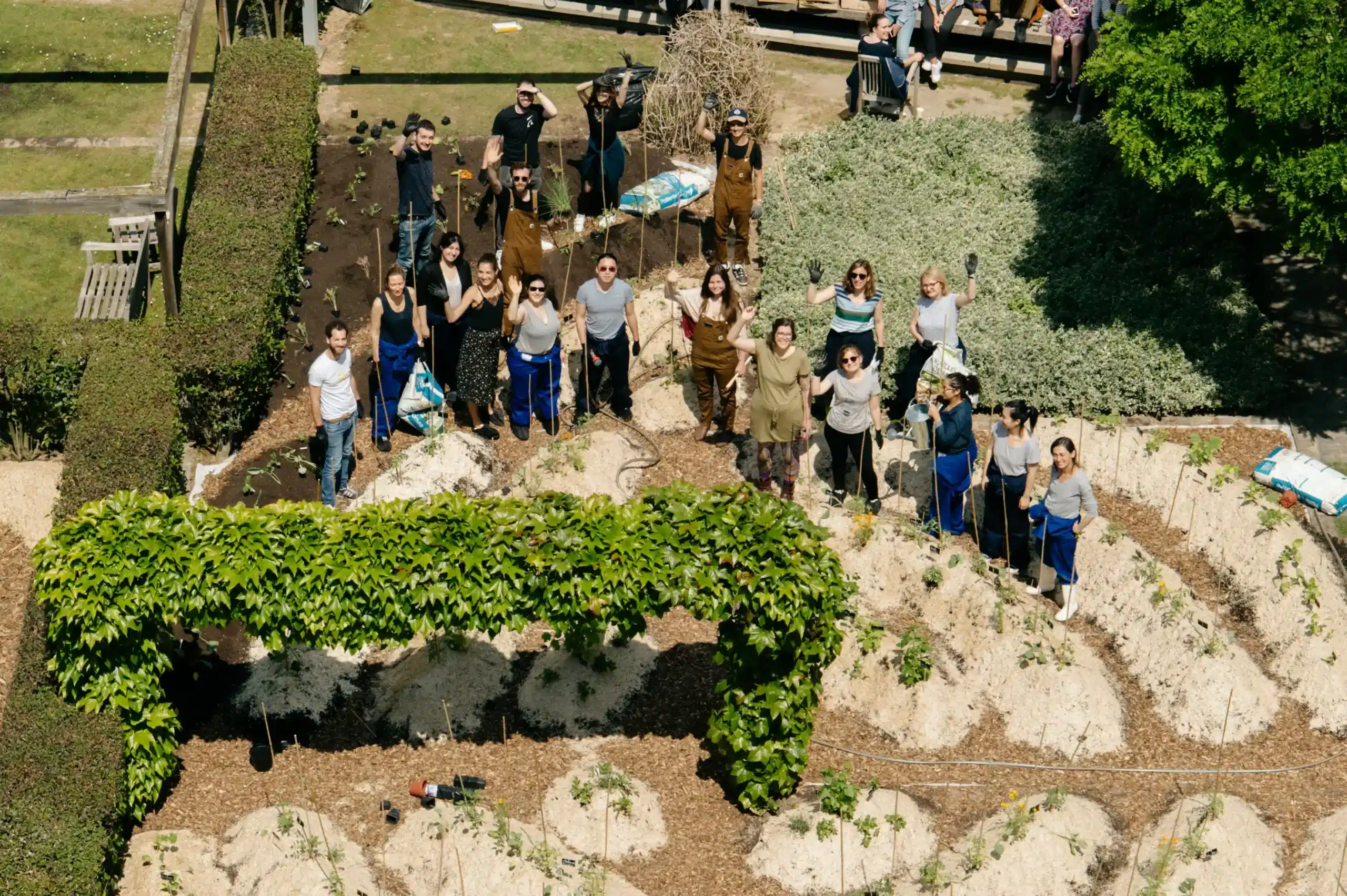 Vue aérienne du potager d'entreprise du Groupe M6