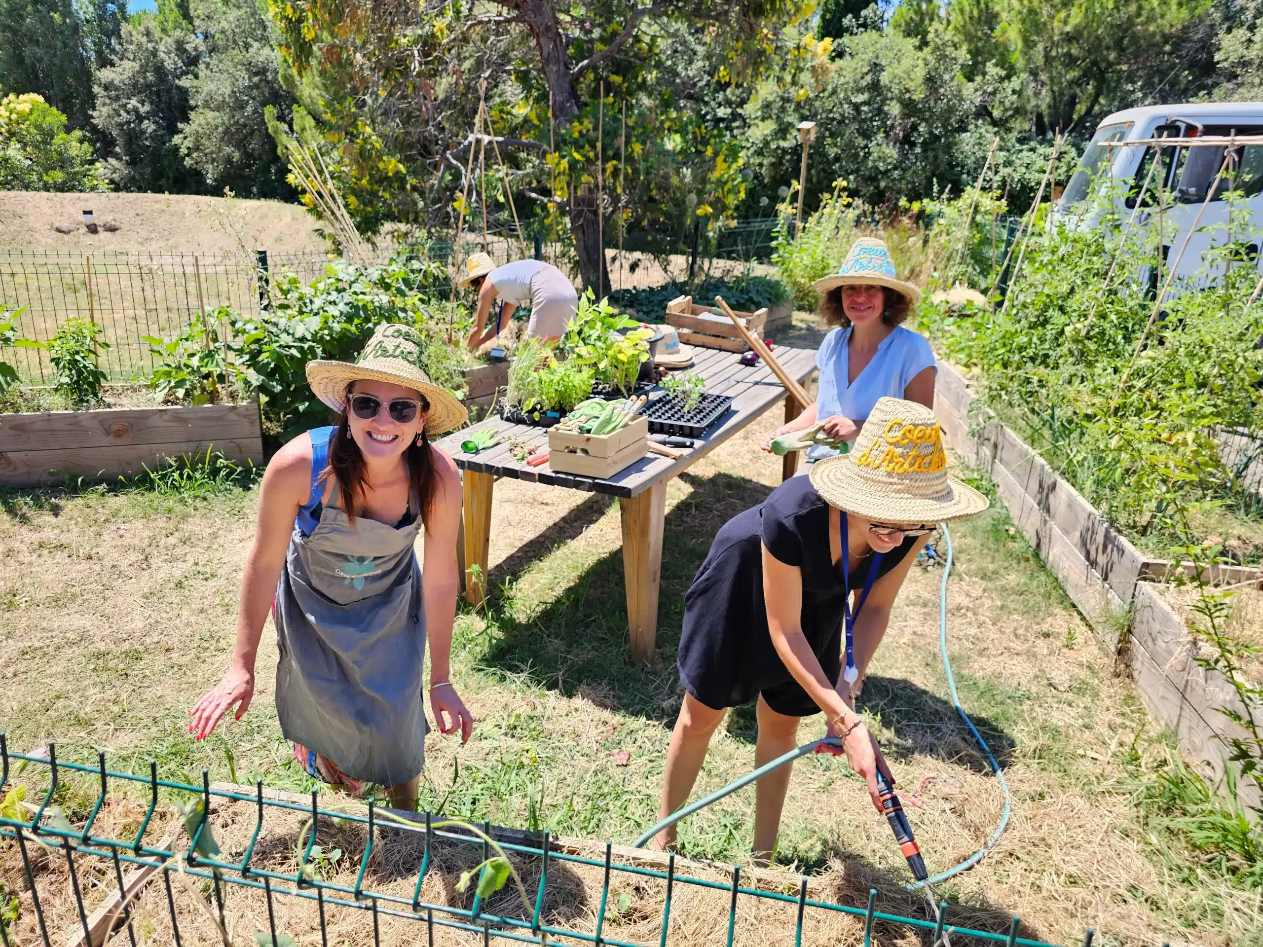 Collaborateurs au potager d'Axa (Marseille)