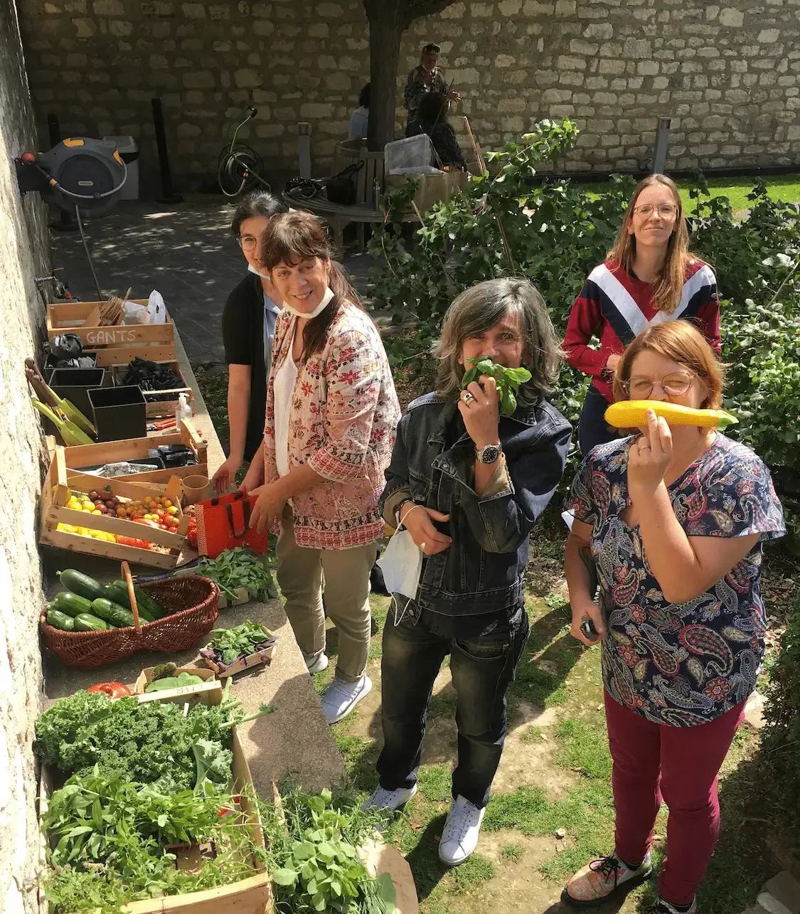 Les collaborateurs de différents services de M6 se partagent les récoltes du potager